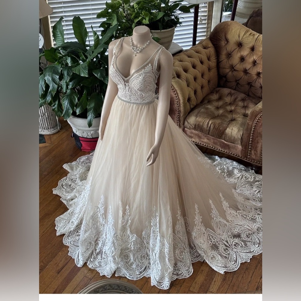 Elegant Lace Wedding Gown